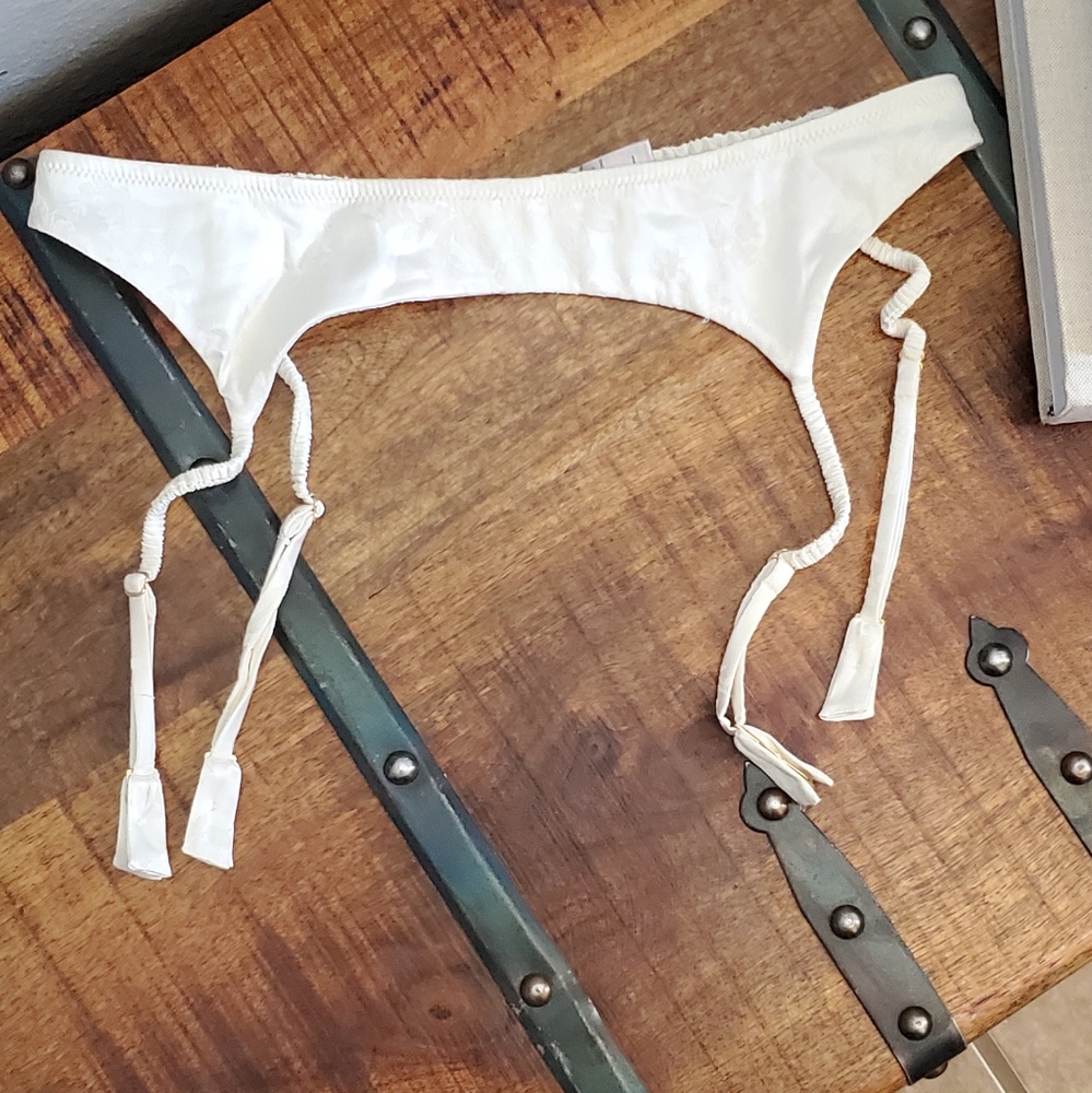 🤍 Victoria's Secret White Floral Garter Belt 🤍 - Picture 2 of 12